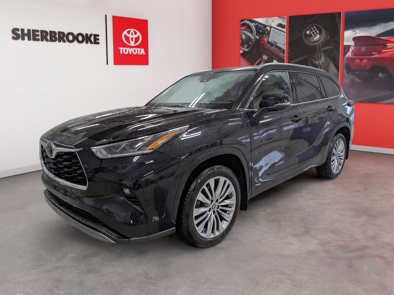 Toyota Highlander Hybride PLATINUM/SIÈGES AVANT ET ARRIÈRE CHAUFFANT/SIÈGES AVANT VENTILLÉ/TOIT PANORAMIQUE OUVRANT/VOLANT 2025 Noir minuit métallisé Sherbrooke - photo #0