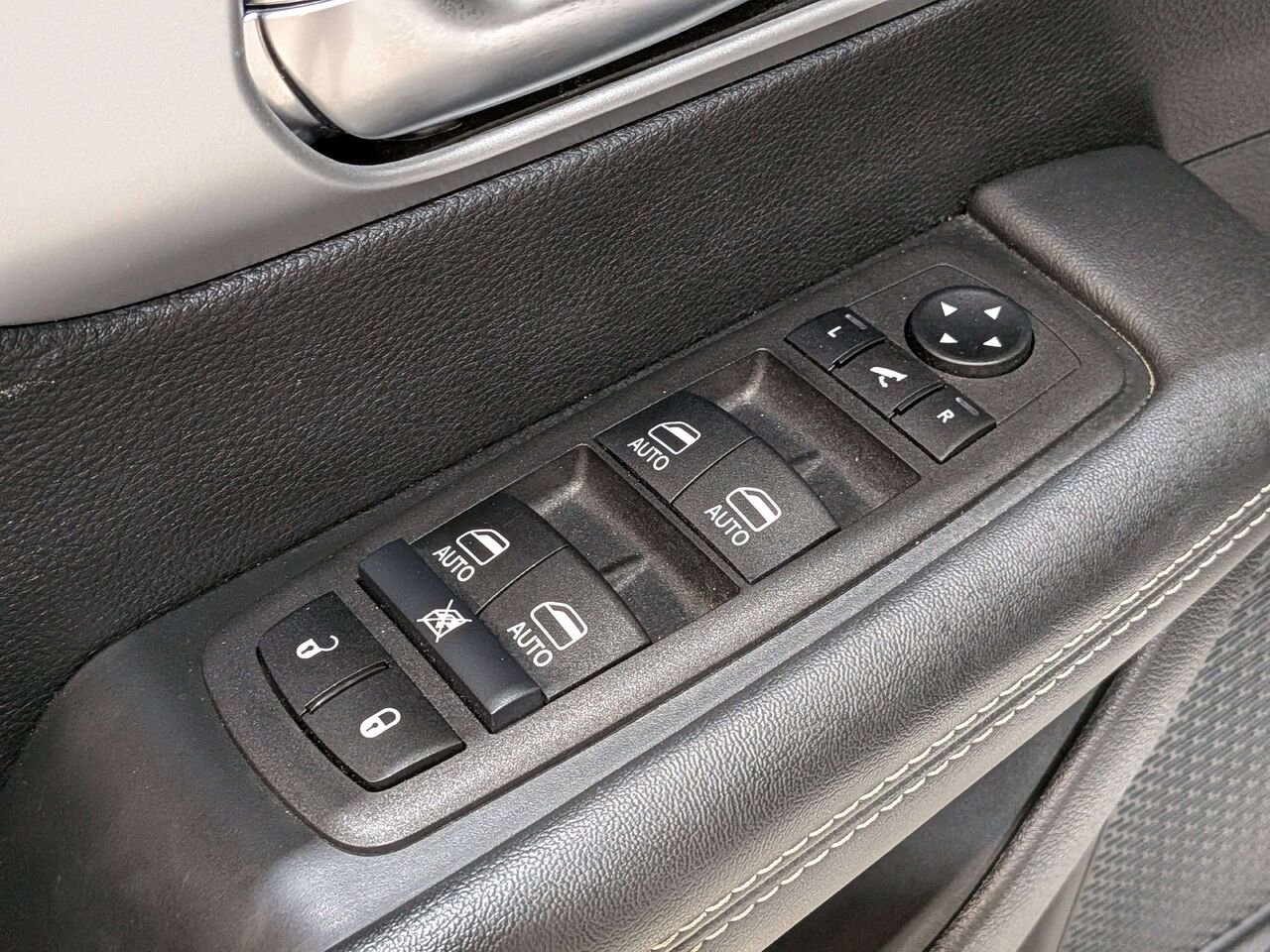 2025 Chrysler Pacifica Limited FWD White Val-David - photo #36