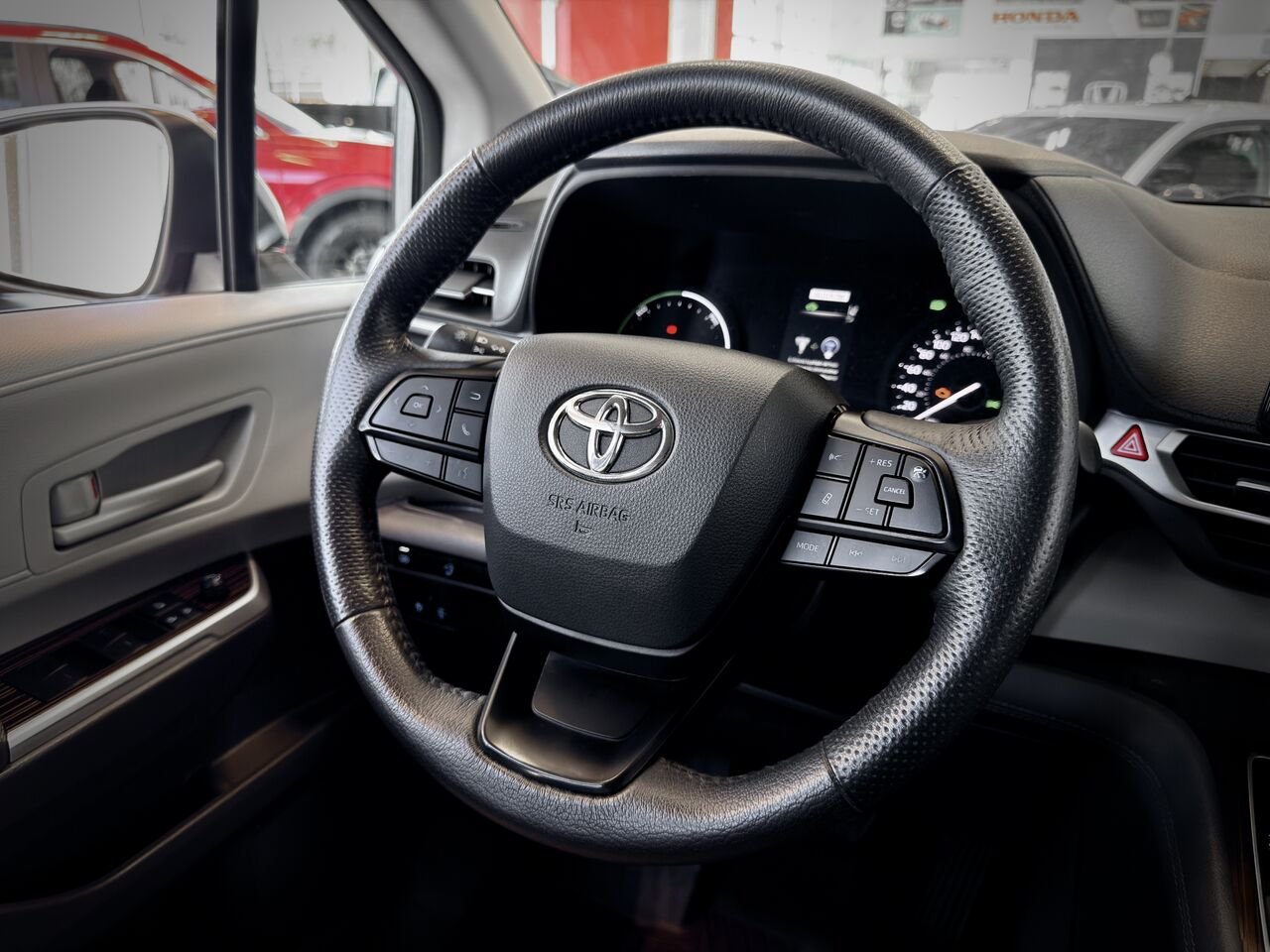 2022 Toyota Sienna Silver Notre-Dame-des-Prairies - photo #16