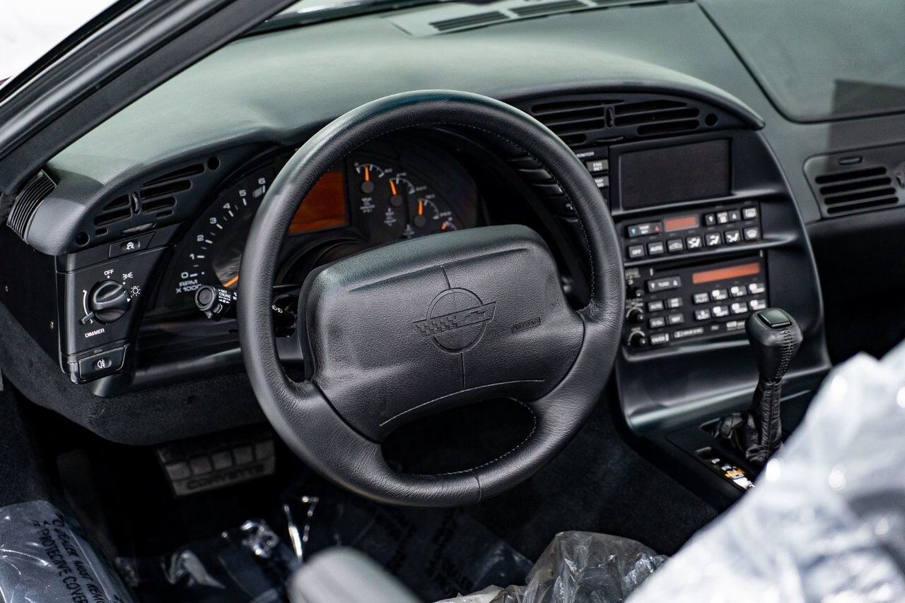 1995 Chevrolet Corvette *PRIX EN USD* RPO Z4Z PACE CAR PRESENTED IN DELIVERY PACKAGING WITH ONLY 192MILES (307KM) FROM NEW White Montreal - photo #107