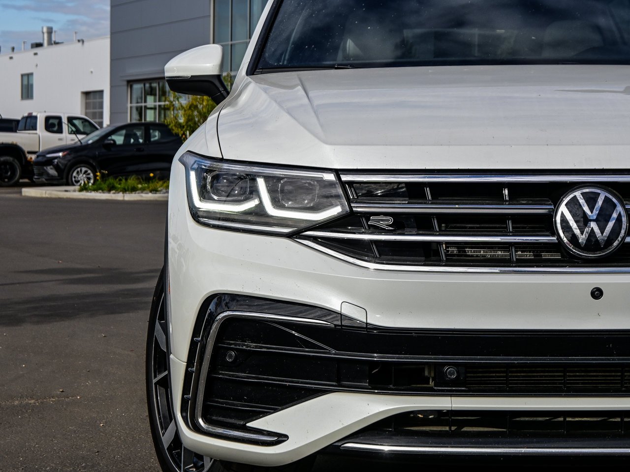 2024 Volkswagen Tiguan Highline R-Line 4MOTION White Sherwood Park - photo #4