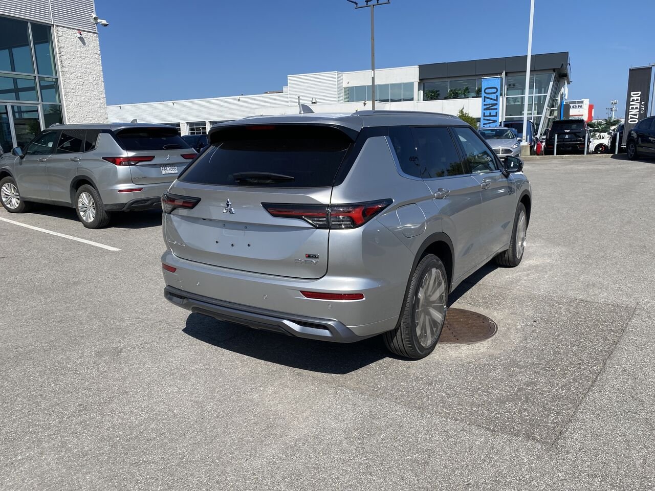 2026 Mitsubishi Outlander Plug-In Hybrid Sterling Silver Saint-Eustache - photo #2