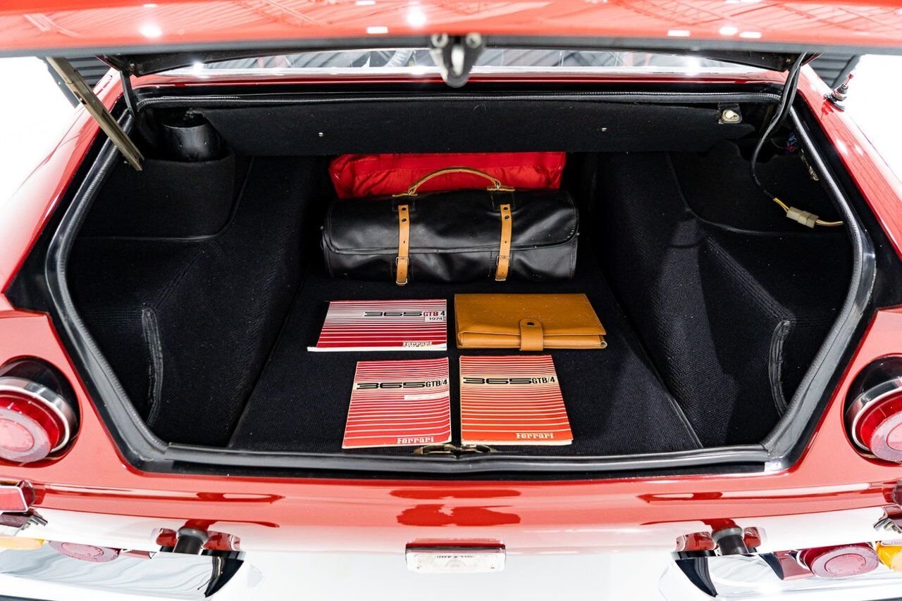 Ferrari 365 GTB4 Daytona 18,301 miles With Orig Books/Tools/ Carbs / Filter Box 1973 Rouge Montréal - photo #21