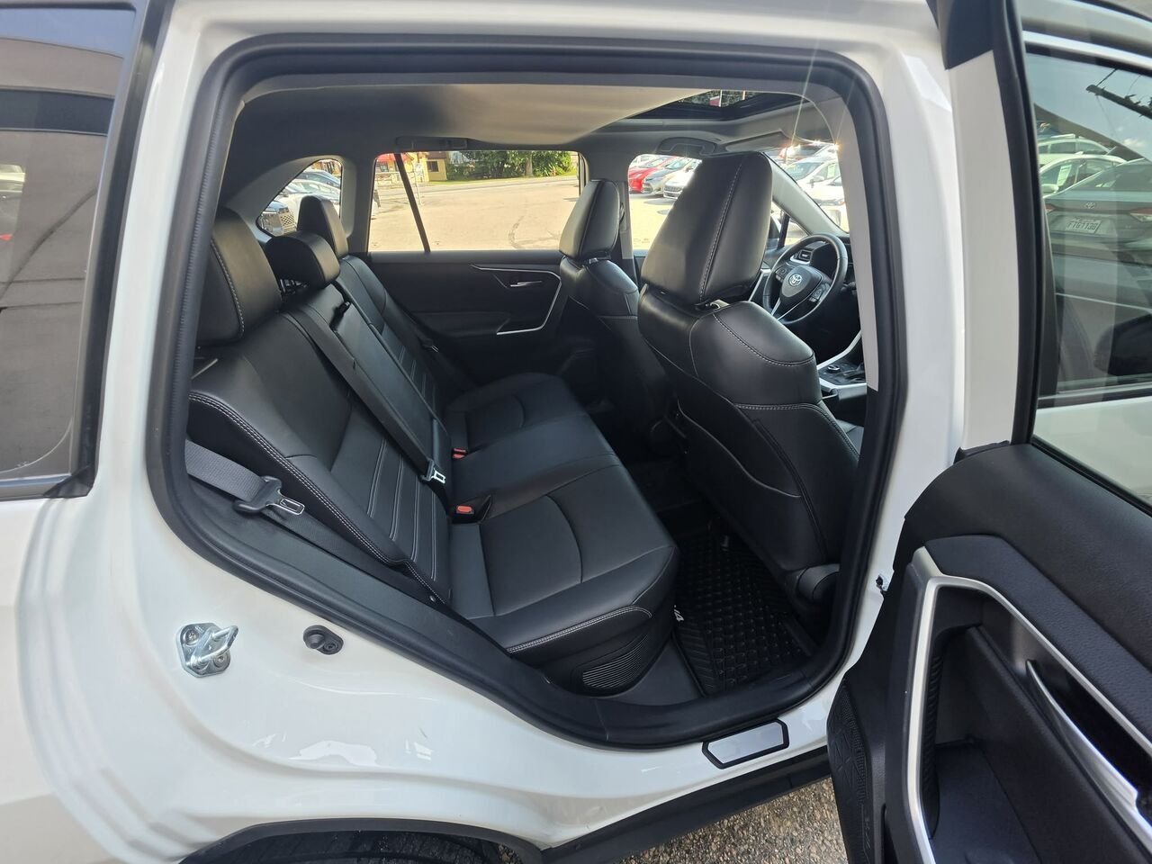 Toyota RAV4 XLE HYBRIDE 2023 Blanc Mont-Laurier - photo #13