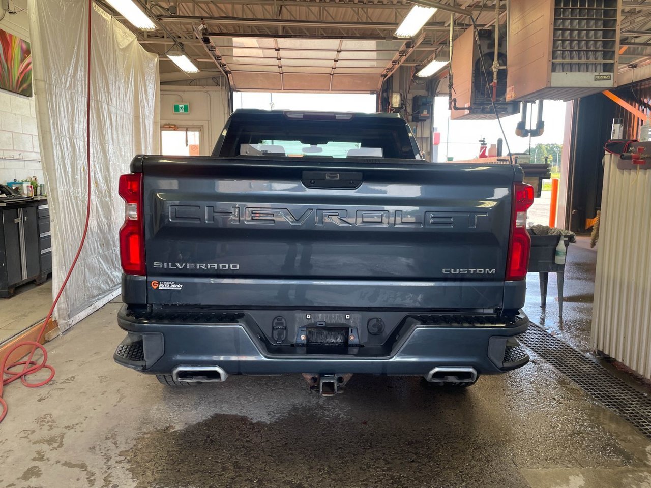 Chevrolet Silverado 1500 CUSTOM CREW 4X4 V8 *GR VALEUR* MARCHE PIED CARPLAY 2019 Gris Ombre Saint-Jérôme - photo #5