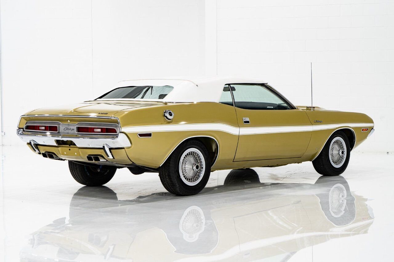 1971 Dodge Challenger *PRIX EN USD* Convertible Fully restored to desirable specifications Gold Montreal - photo #28