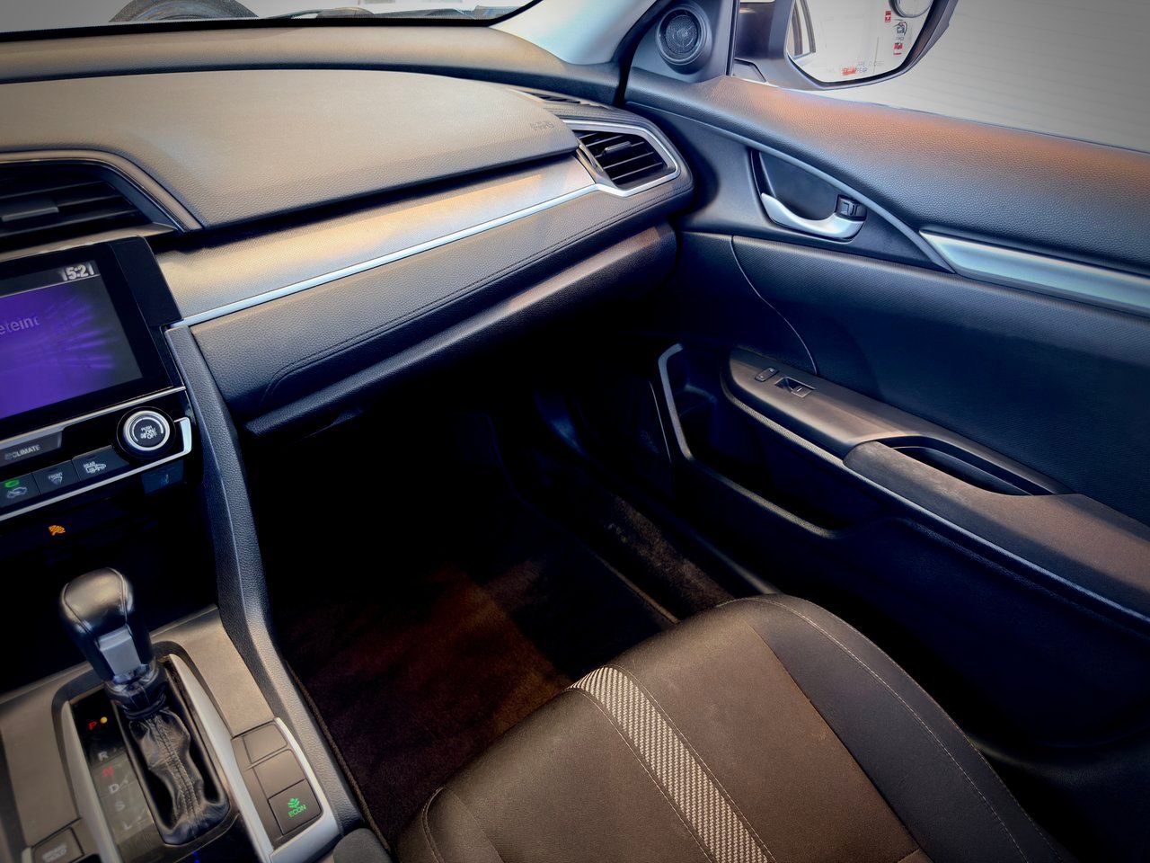 2018 Honda Civic Sedan White Notre-Dame-des-Prairies - photo #19