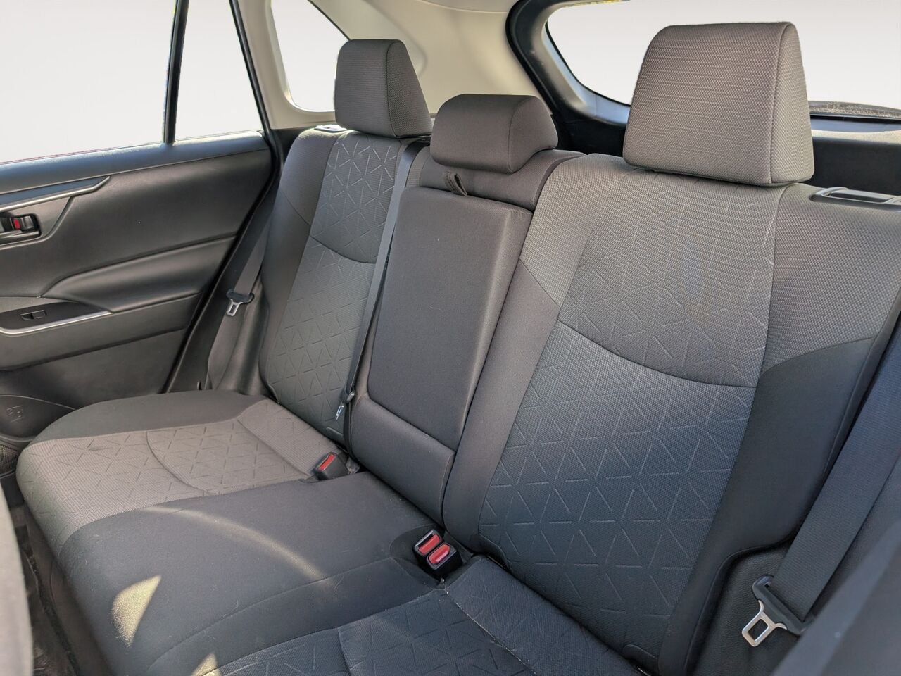 Toyota RAV4 Hybride LE HYBRID/SIÈGES CHAUFFANTS/CAMÉRA DE RECUL/BLUETOOTH/AC BIZONE 2023 Gris Sherbrooke - photo #7