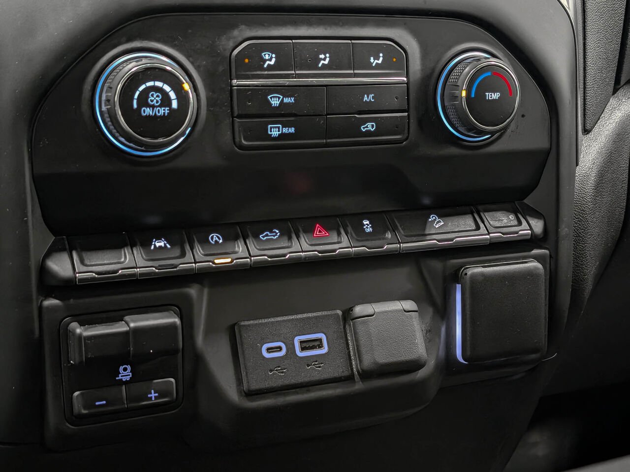 CHEVROLET Silverado 1500 4WD Crew Cab Custom Trail Boss V8 5.3L 6 Places 2023 Noir Sherbrooke - photo #10