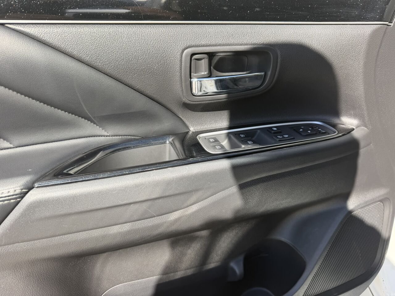 2020 Mitsubishi Outlander Plug-In Hybrid SE S-AWC Silver Laval - photo #20