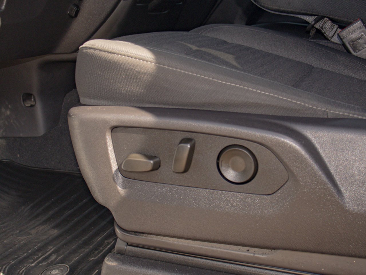 2024 Chevrolet Silverado 1500 4WD Crew Cab 147 Custom Trail Boss White Sherwood Park - photo #18
