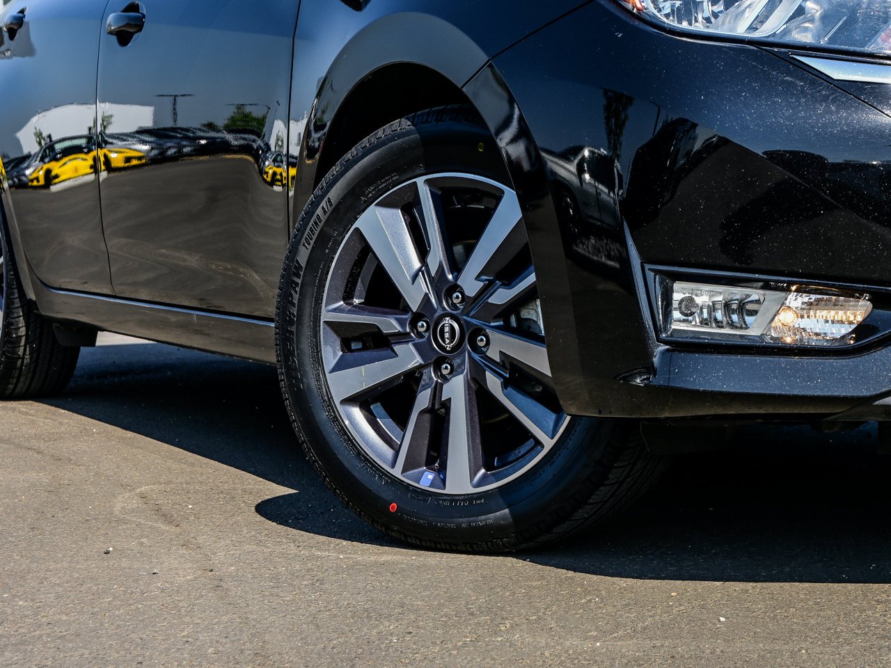 2025 Nissan Versa SV CVT Black Sherwood Park - photo #5
