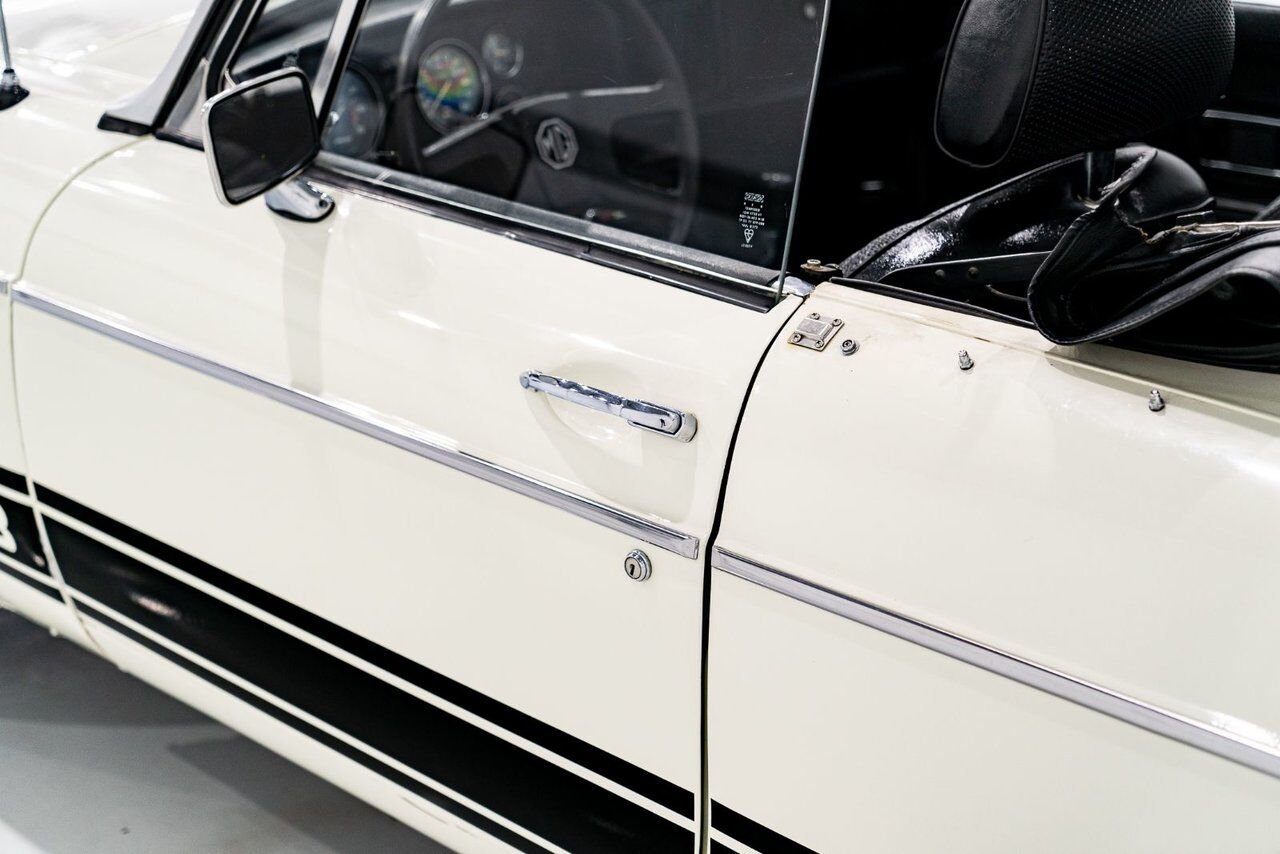 MG B Beautifully presented from former complete restoration 1979 Blanc Montréal - photo #49