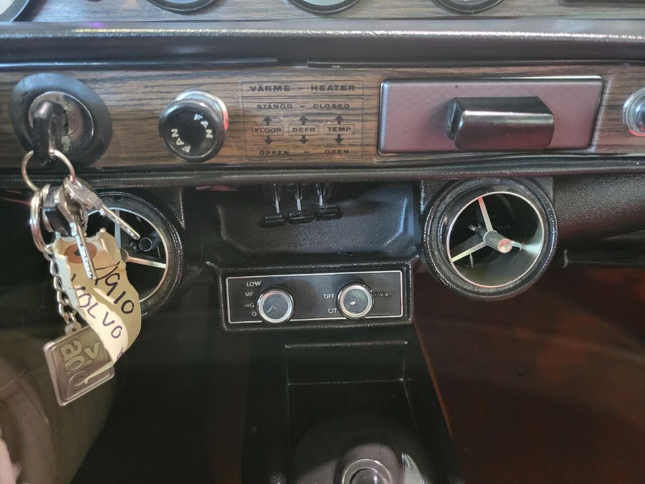1970 Volvo P1800e Beige  - photo #17