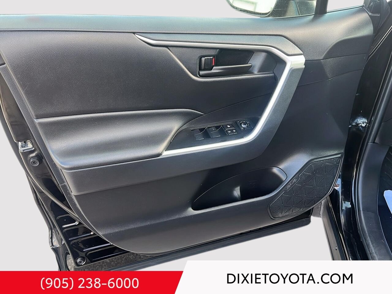2025 Toyota RAV4 HYBRID LE AWD / CLEAN CARFAX / HEATED SEATS / TOYOTA SAFETY SENSE / CARPLAY AND ANDROID AUTO Black Mississauga - photo #10