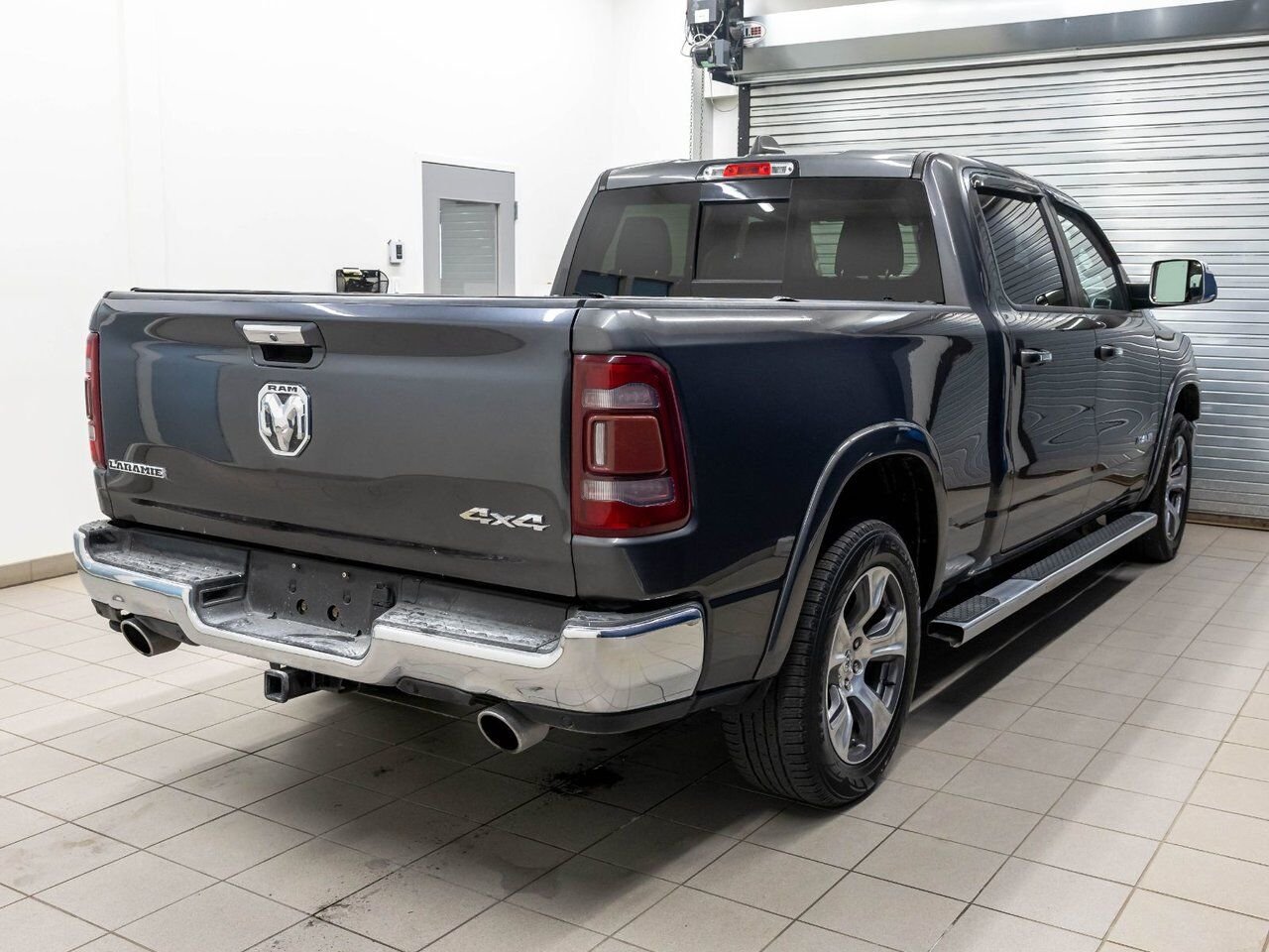 2020 Ram 1500 LARAMIE CREW 4X4 V8 *TOIT* NAV CUIR SIÈGES VENTIL Granite Crystal Saint-Jérôme - photo #9