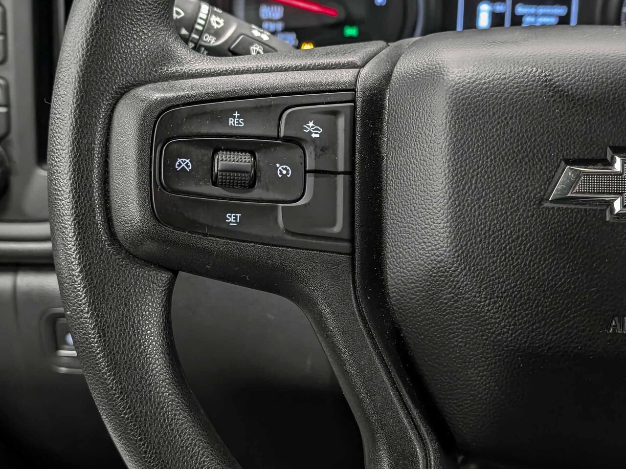 CHEVROLET Silverado 1500 4WD Crew Cab Custom Trail Boss V8 5.3L 6 Places 2023 Noir Sherbrooke - photo #13
