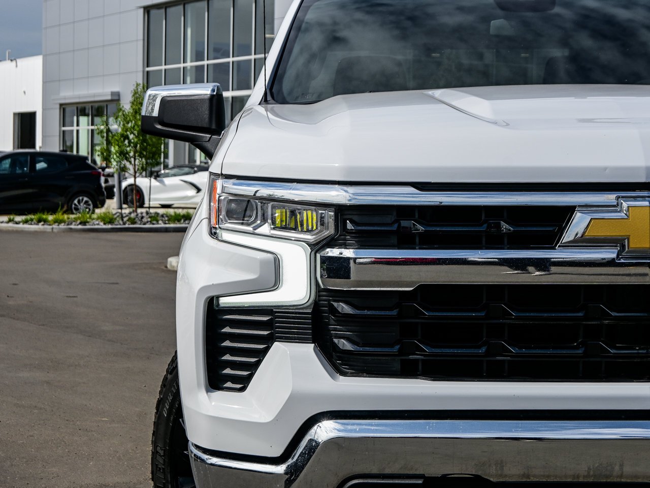 2024 Chevrolet Silverado 1500 4WD Crew Cab 147 LT White Sherwood Park - photo #4