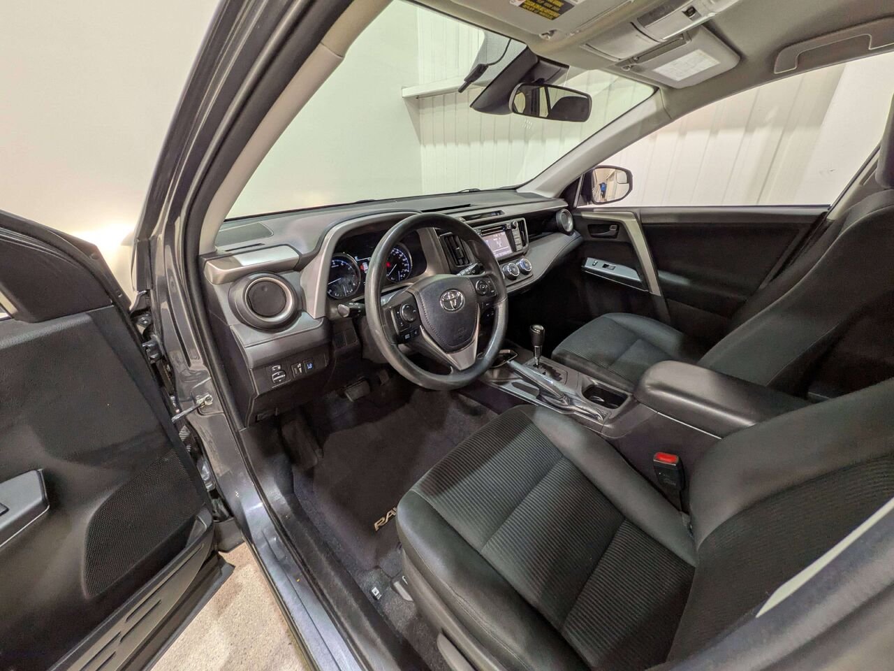 2018 Toyota RAV4 FWD LE Grey Val-David - photo #9