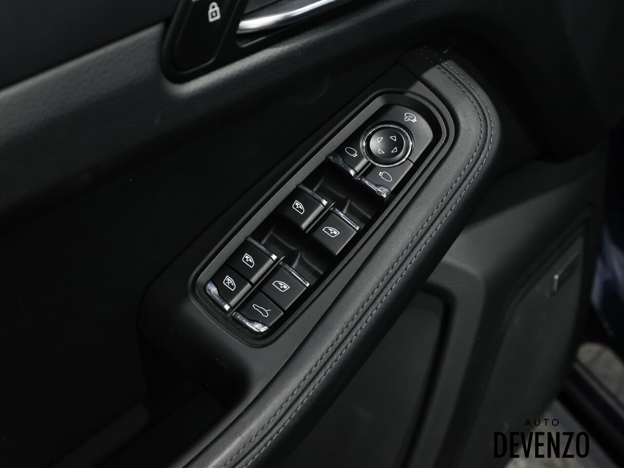 2025 Porsche Macan Blue Saint-Eustache - photo #11