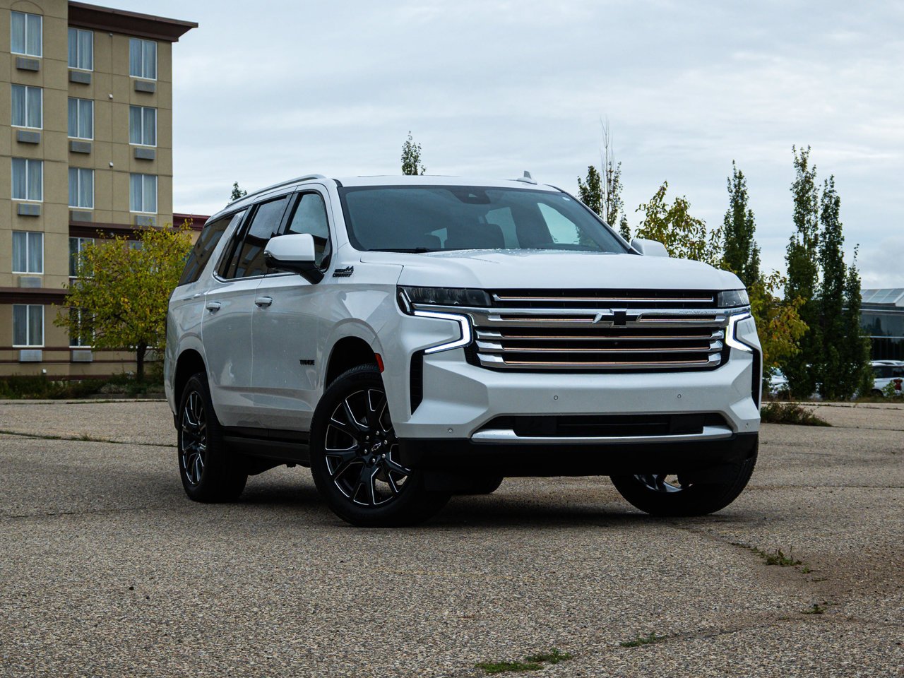 2023 Chevrolet Tahoe 4WD 4dr High Country White Sherwood Park - photo #1
