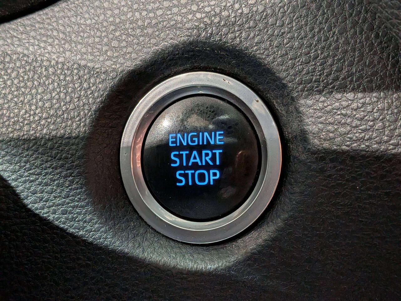 Toyota Corolla à hayon Manual 2019 Blanc Val-David - photo #17