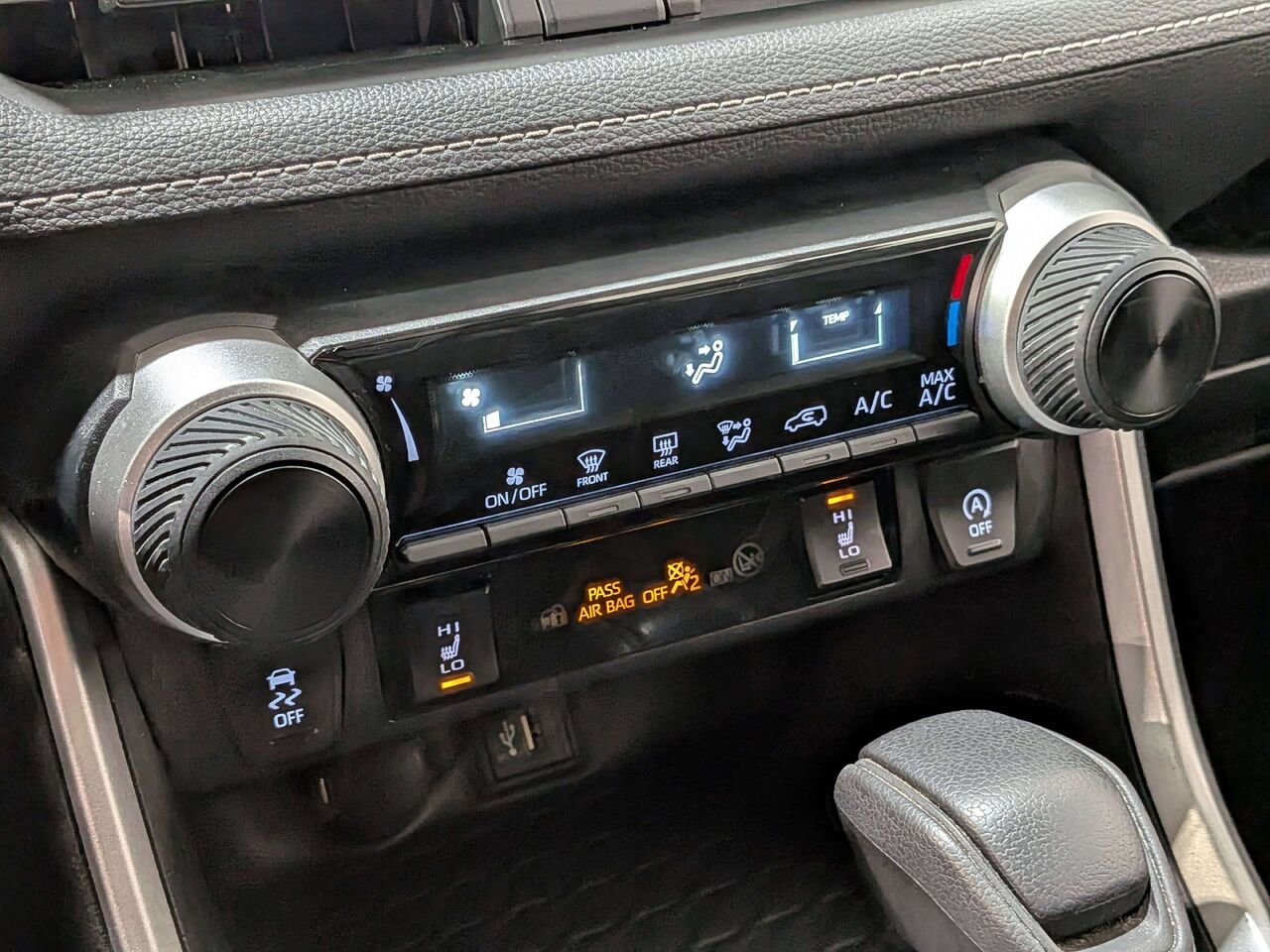 Toyota RAV4 LE AWD 2024 Noir Val-David - photo #22