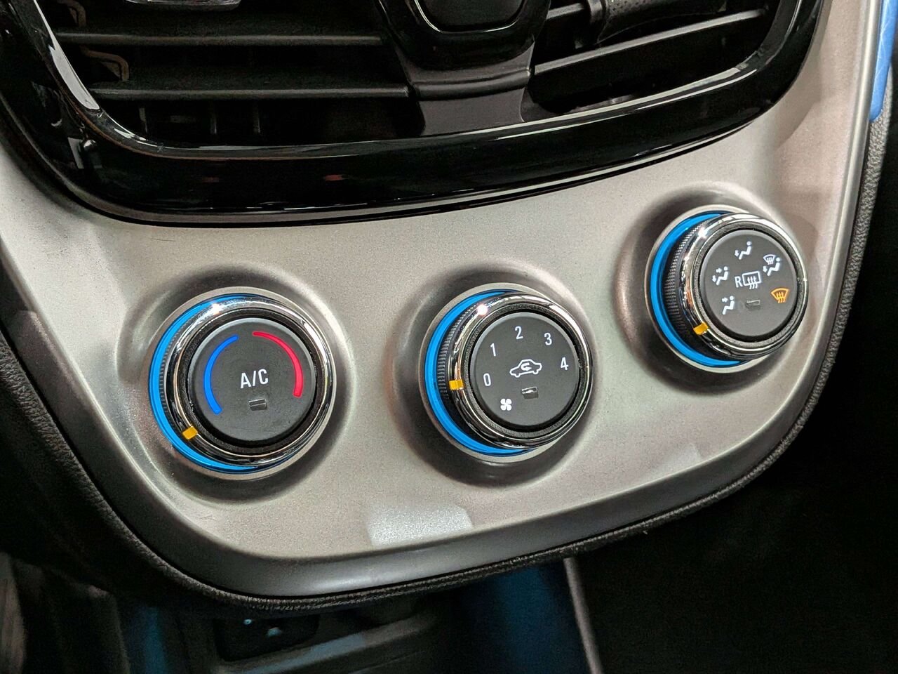 Chevrolet Spark 2017 Bleu Val-David - photo #22