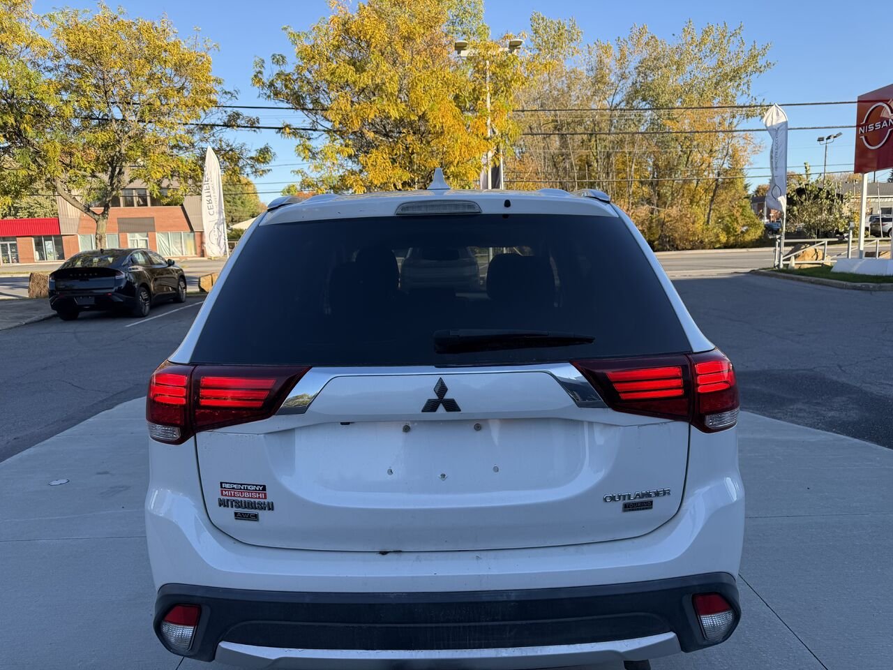 Mitsubishi Outlander awd jamais accidenté toit ouvrant 7 passagers 2018 Blanc Châteauguay - photo #7