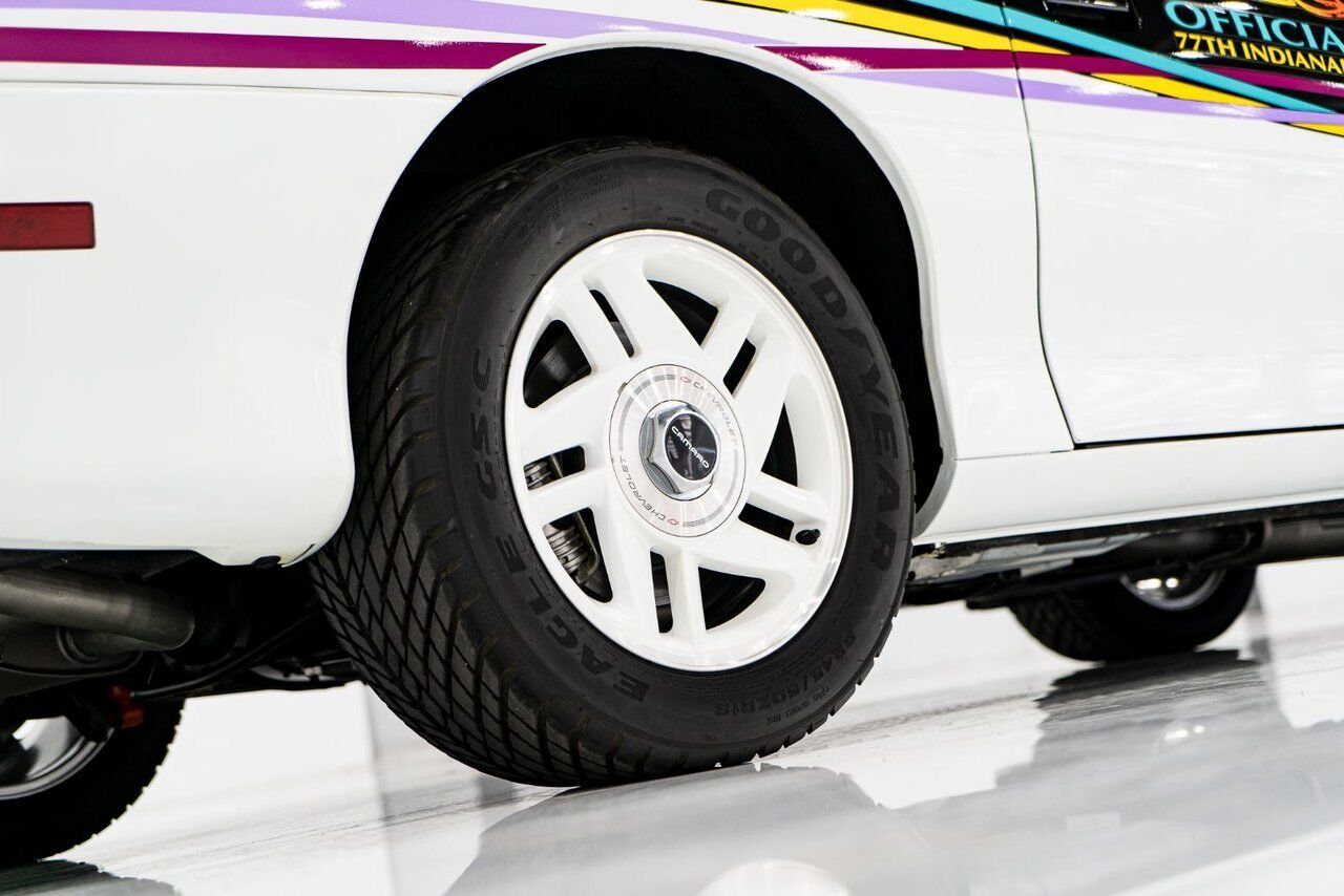 Chevrolet CAMARO Z28 PRIX EN USD | Pace Car with only 957km (595mi) with original window sticker 1993 Noir Montréal - photo #3