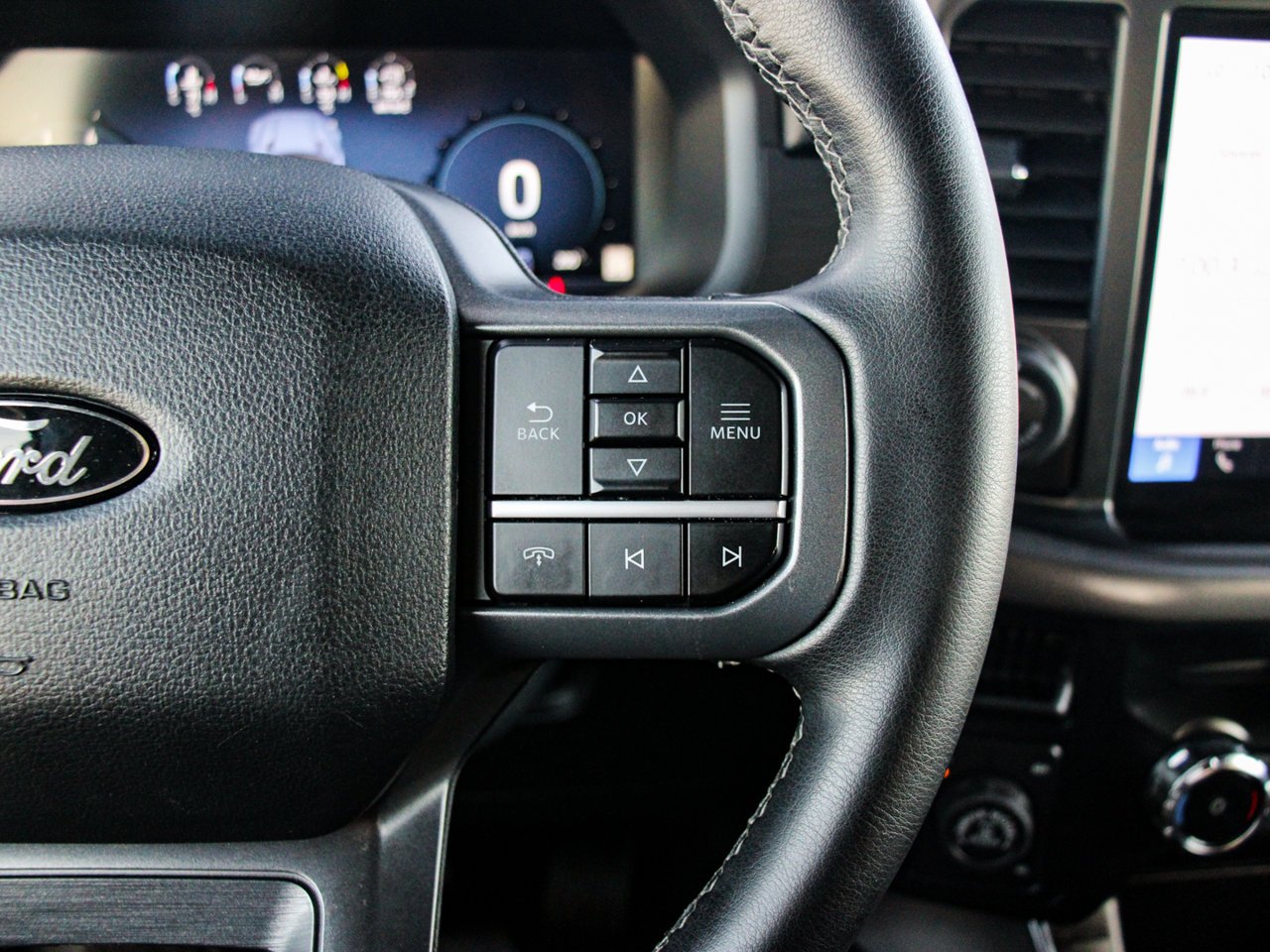 2025 Ford F-150 XLT 4WD SuperCrew 5.5' Box White Sherwood Park - photo #20