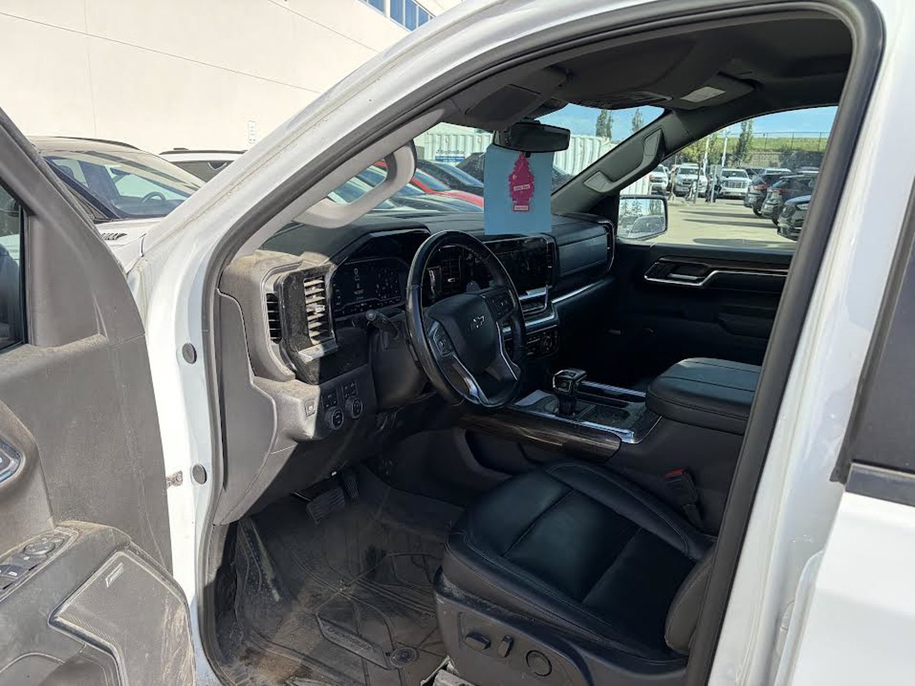 2024 Chevrolet Silverado 1500 4WD Crew Cab 147 RST White Sherwood Park - photo #6