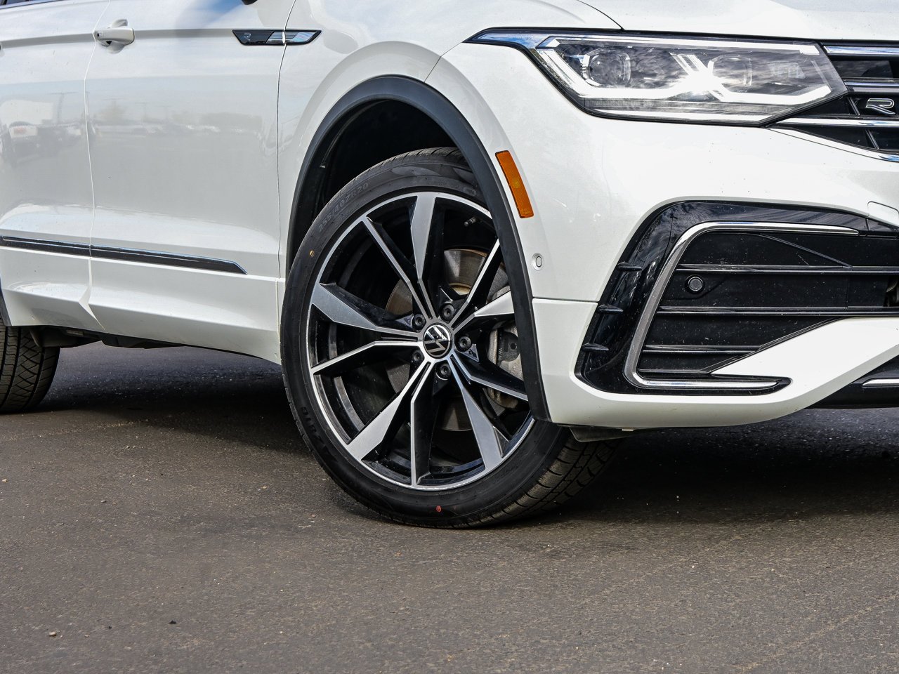 2024 Volkswagen Tiguan Highline R-Line 4MOTION White Sherwood Park - photo #5