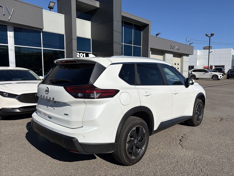 2025 Nissan Rogue SV TI avec ensemble toit ouvrant White