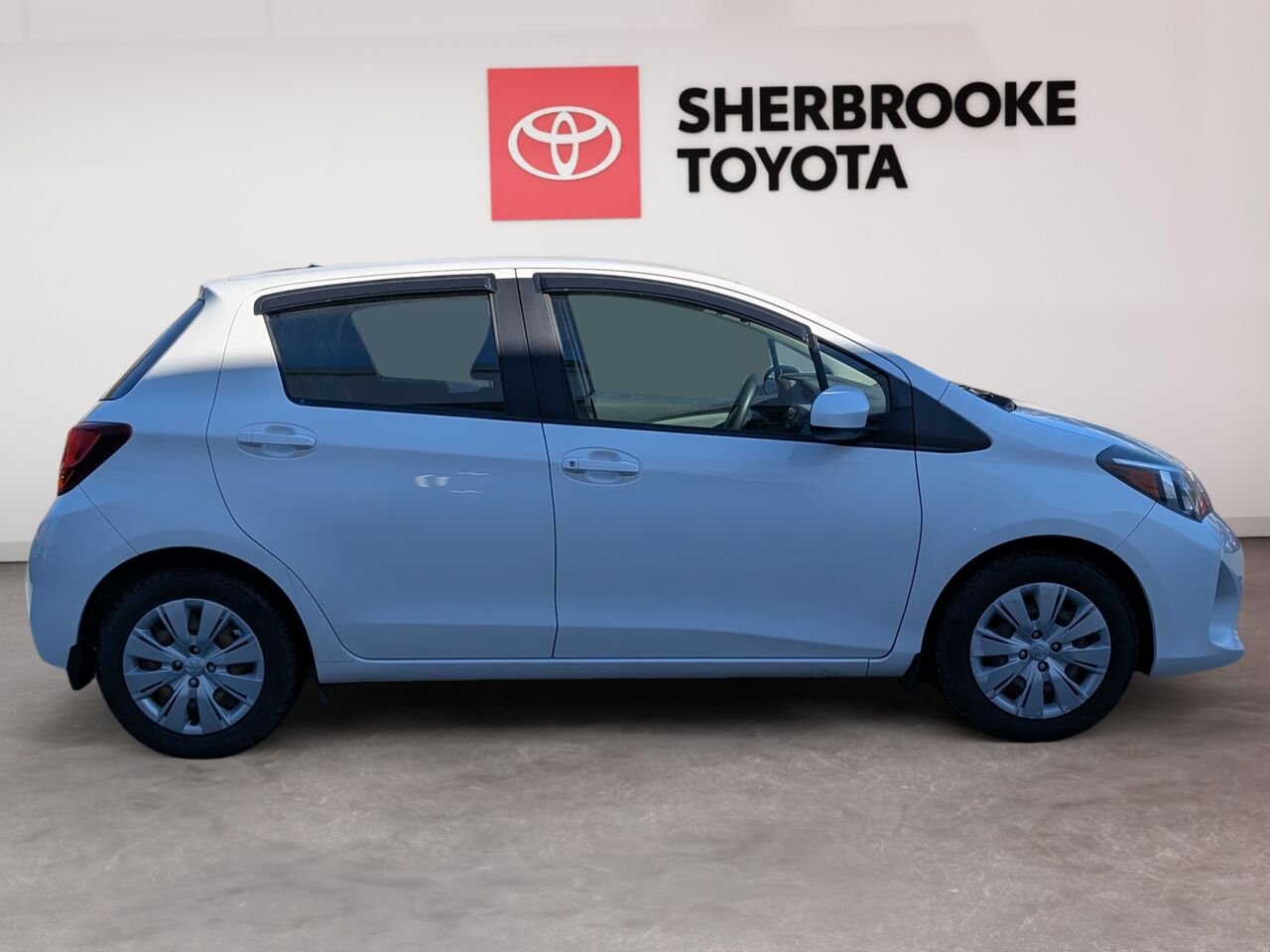 Toyota Yaris LE/AC/RÉGULATEUR DE VITESSE/VITRES ÉLECTRIQUES 2015 Blanc Sherbrooke - photo #2