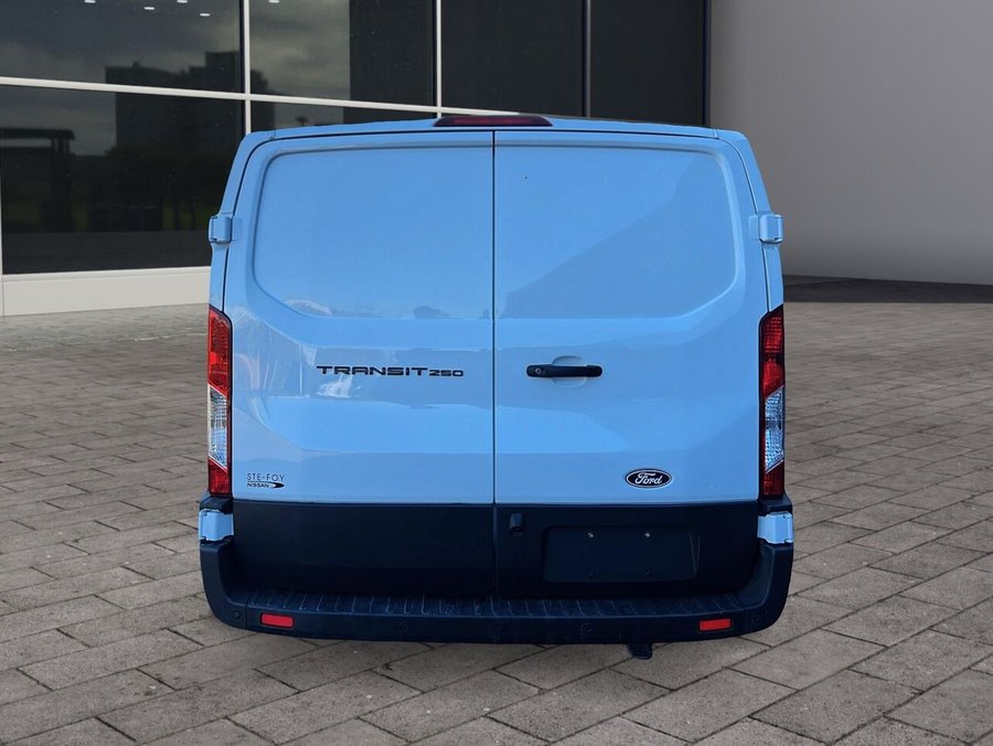 2026 Ford Transit fourgon utilitaire T-250 PA toit bas 130 po PNBV de 9 070 lb White