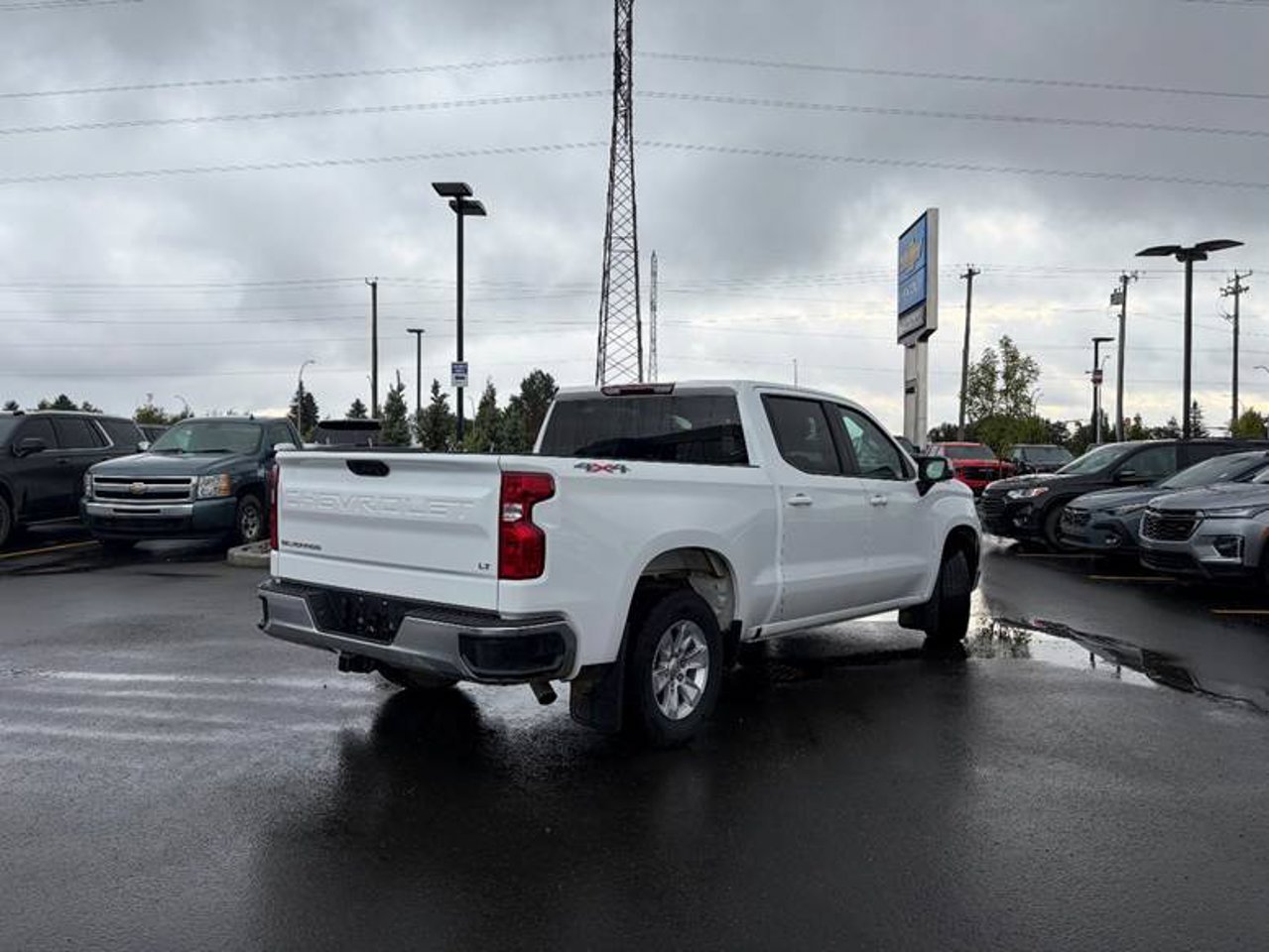 2023 Chevrolet Silverado 1500 4WD Crew Cab 147 LT White Sherwood Park - photo #4