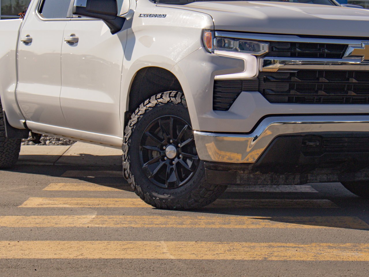 2023 Chevrolet Silverado 1500 4WD Crew Cab 147 LT White Sherwood Park - photo #5