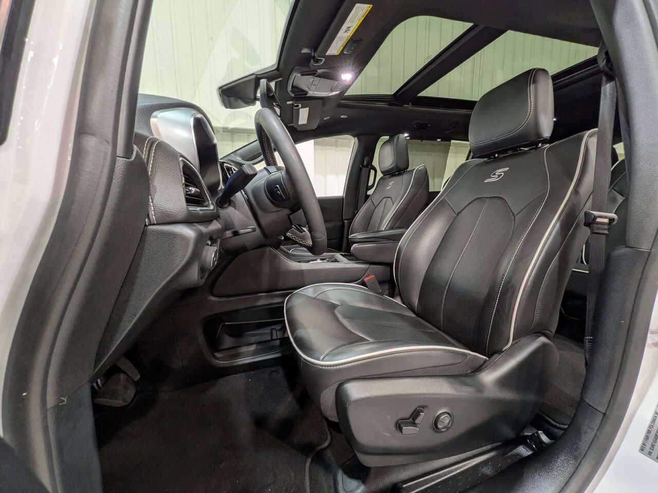 2025 Chrysler Pacifica Limited FWD White Val-David - photo #1