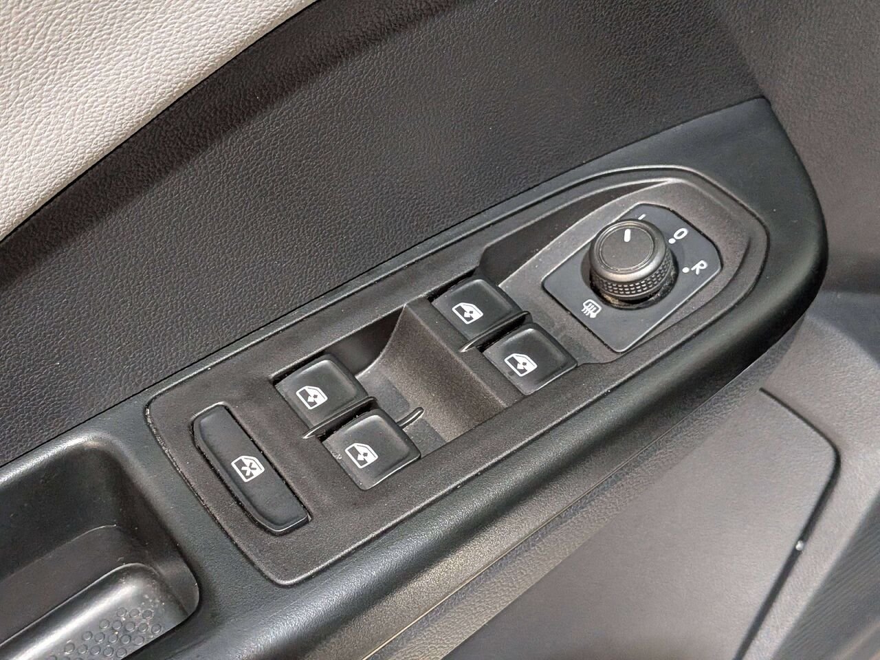 2024 Volkswagen Taos Comfortline 4MOTION Black Mirabel - photo #33