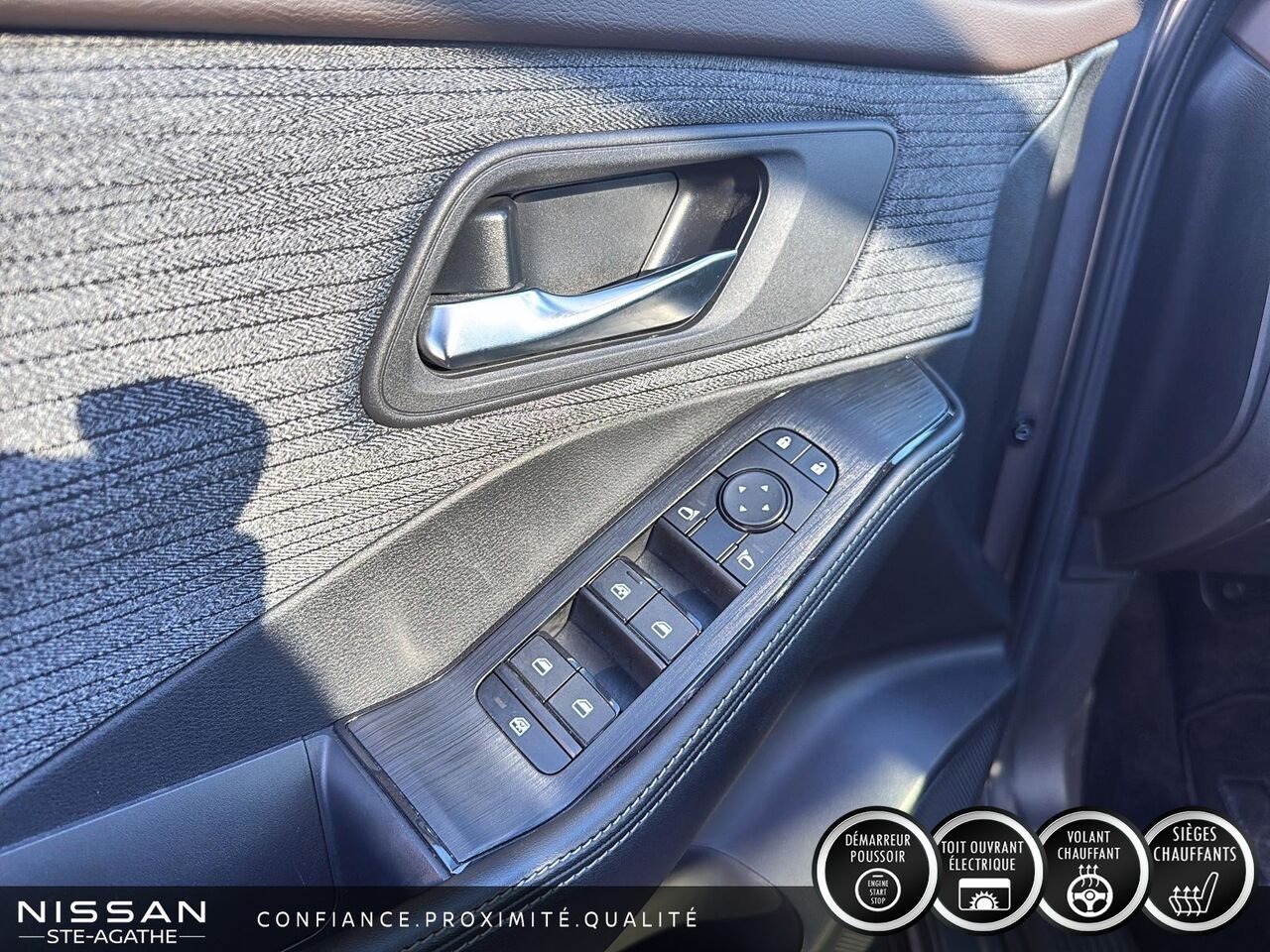 Nissan Rogue SV TI | 1 PROPRIÉTAIRE | TOIT OUVRANT PANORAMIQUE | CAMÉRA 360° | CARPLAY 2023 Gris Saint-Jérôme - photo #16