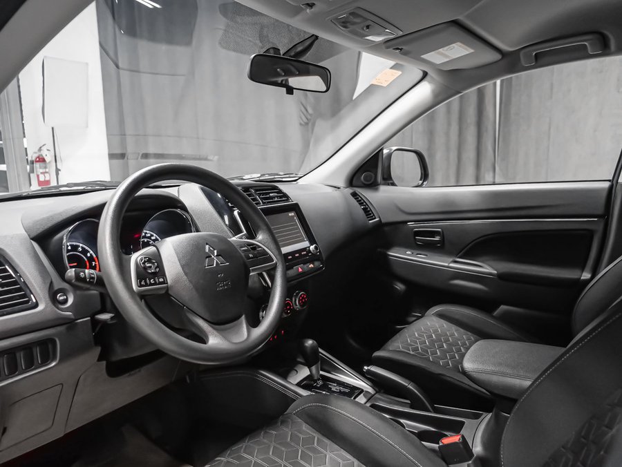 2025 Mitsubishi RVR ES White