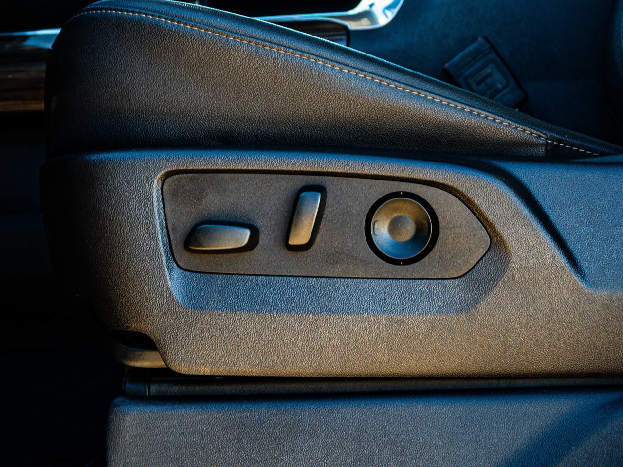 2025 Chevrolet Silverado 1500 4WD Crew Cab 147 RST White Sherwood Park - photo #21