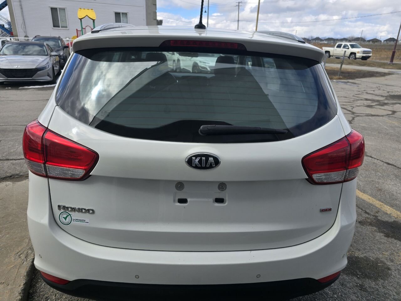 2016 Kia Rondo White  - photo #4