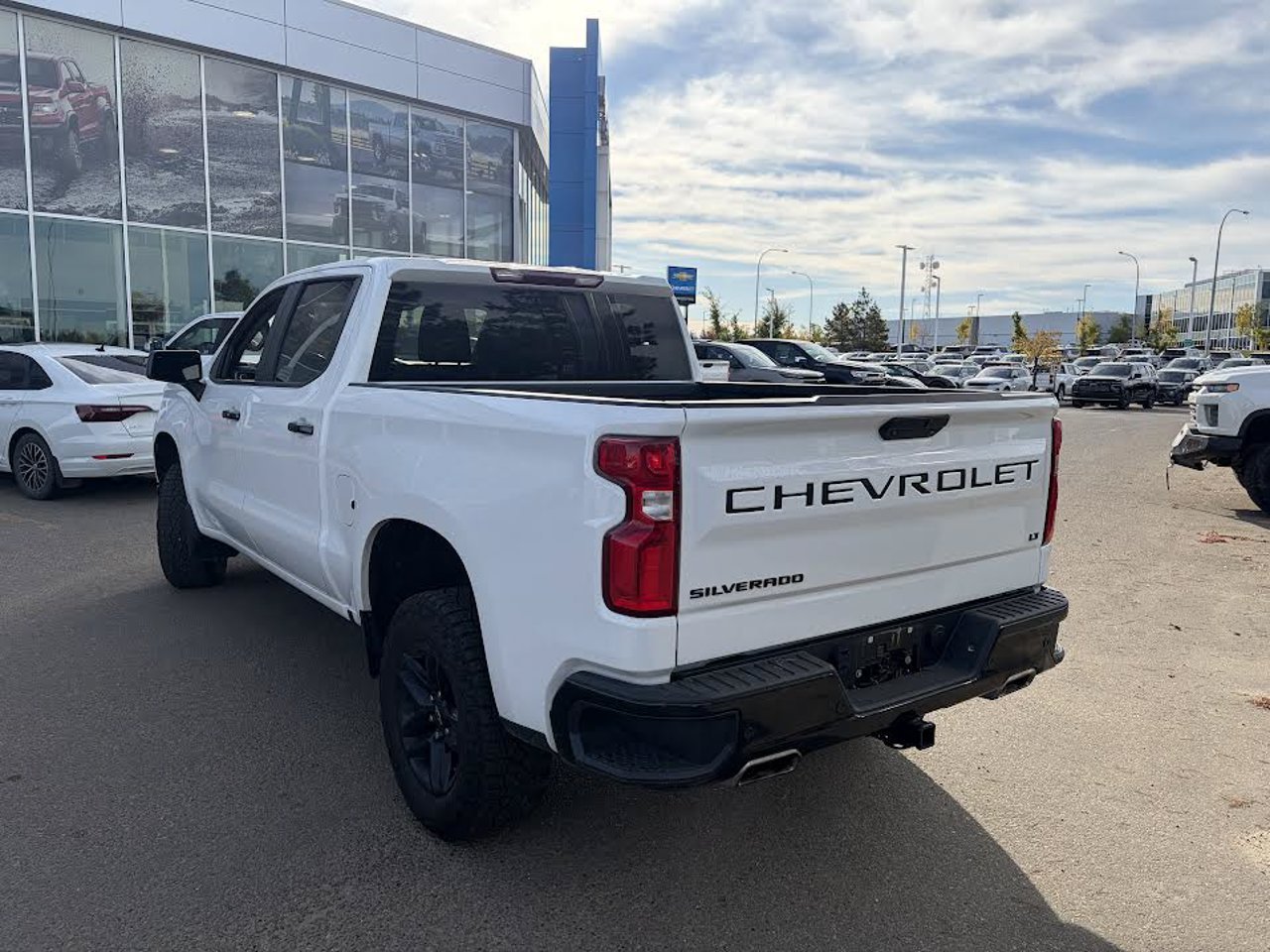 2022 Chevrolet Silverado 1500 LTD 4WD Crew Cab 147 LT Trail Boss White Sherwood Park - photo #3