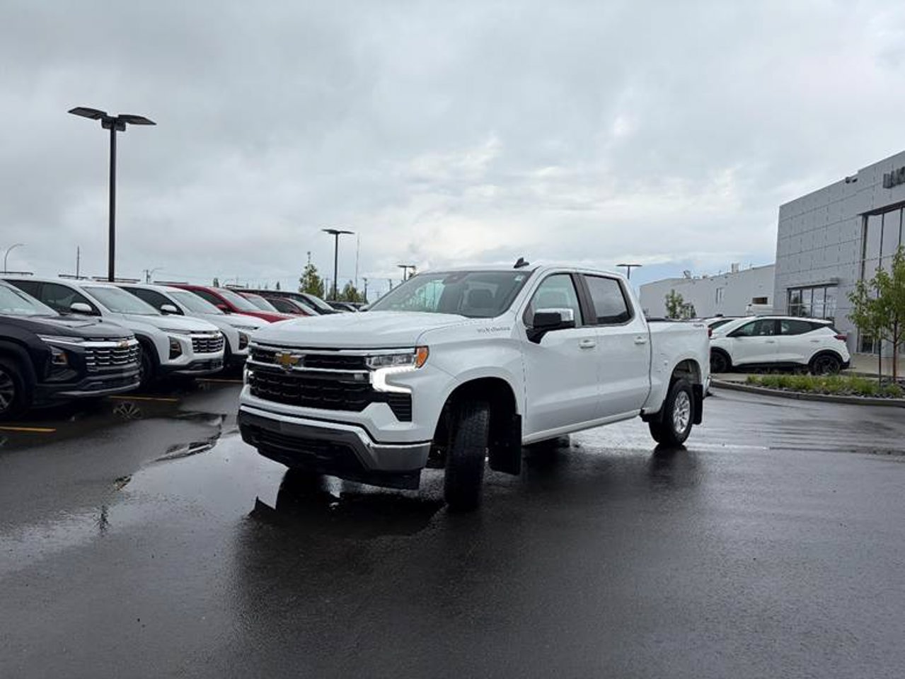 2023 Chevrolet Silverado 1500 4WD Crew Cab 147 LT White Sherwood Park - photo #2