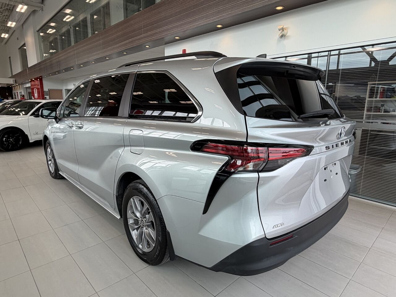 2022 Toyota Sienna Silver Notre-Dame-des-Prairies - photo #5