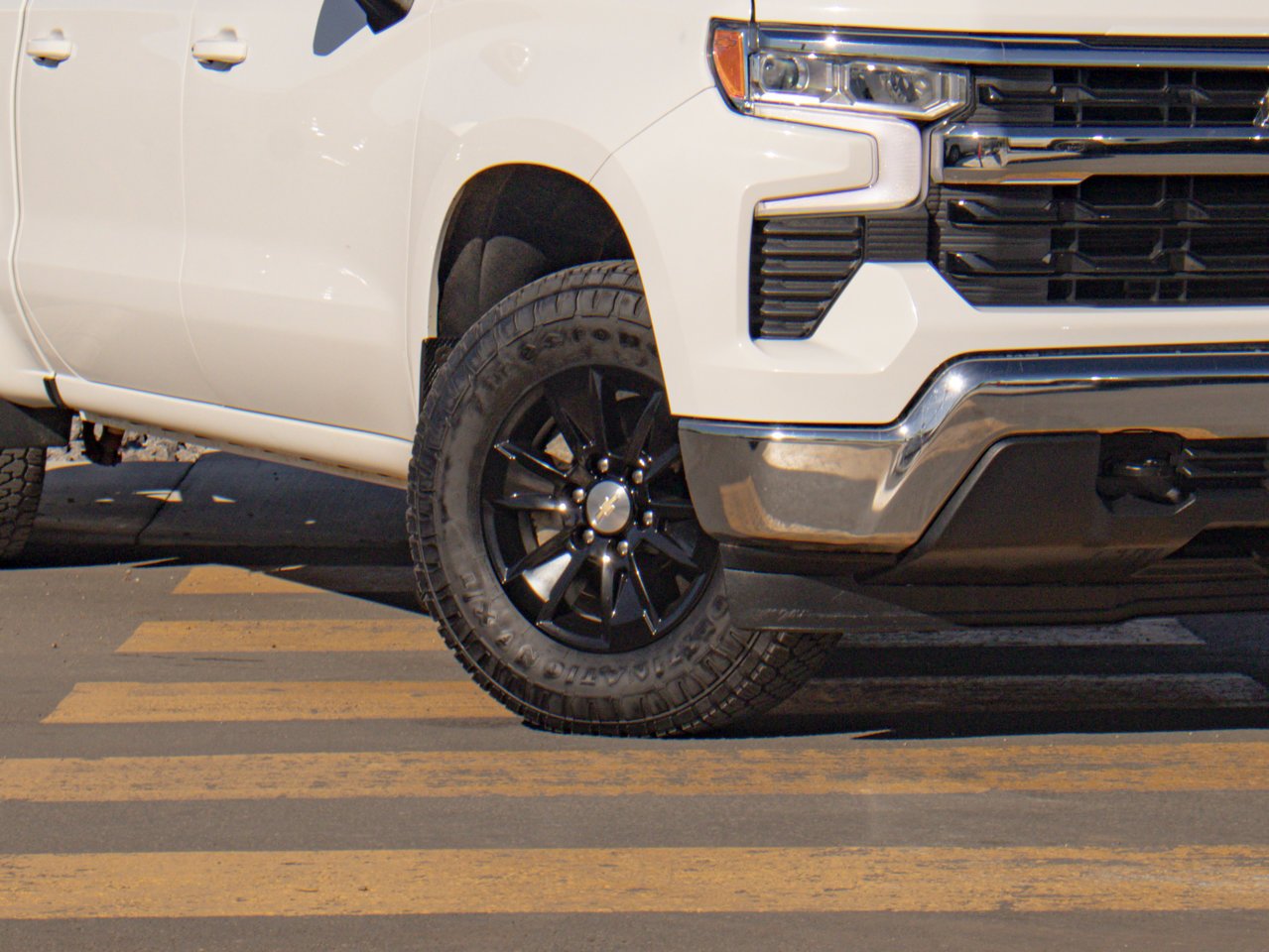 2023 Chevrolet Silverado 1500 4WD Crew Cab 147 LT White Sherwood Park - photo #5