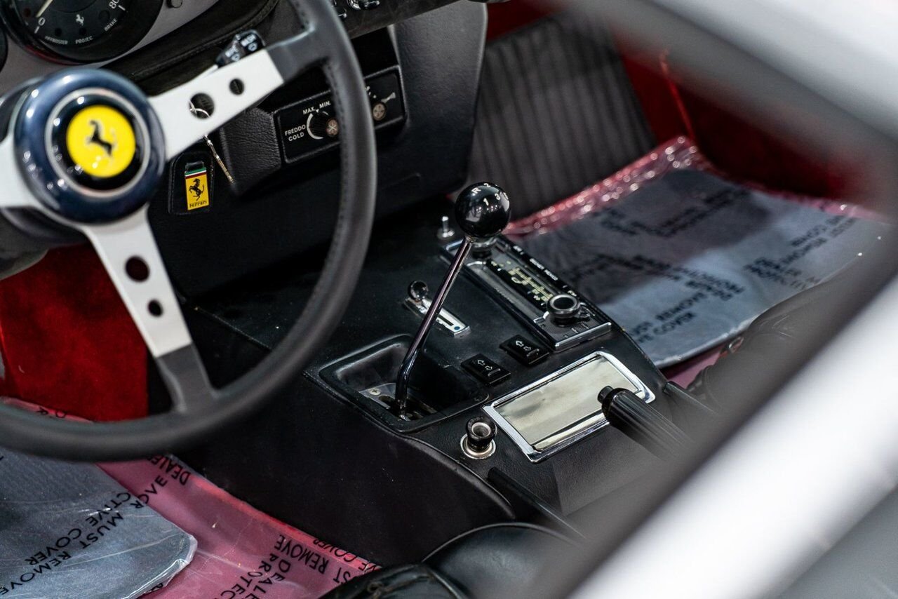 Ferrari 365 GTB4 Daytona 18,301 miles With Orig Books/Tools/ Carbs / Filter Box 1973 Rouge Montréal - photo #72