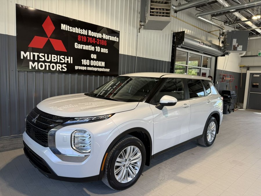 2022 Mitsubishi Outlander ES S-AWC White